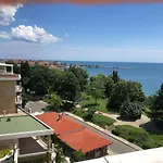 Valencia Gardens Luxury نيسيبار