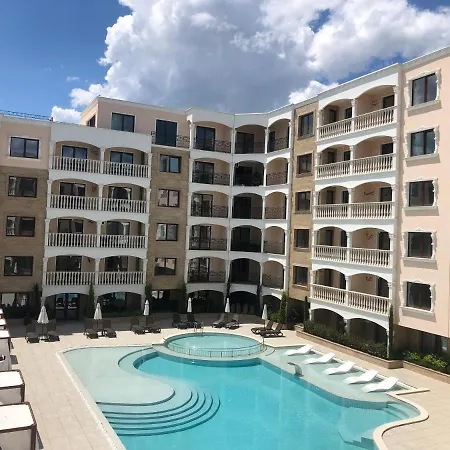 Valencia Gardens Luxury 아파트 네세부르